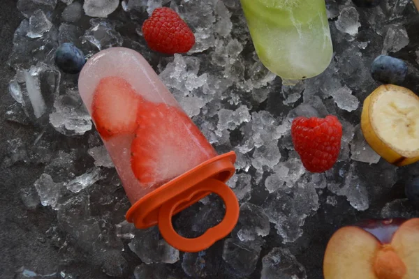 Fruchteis Mit Fruchtstücken Auf Eiswürfeln — Stockfoto