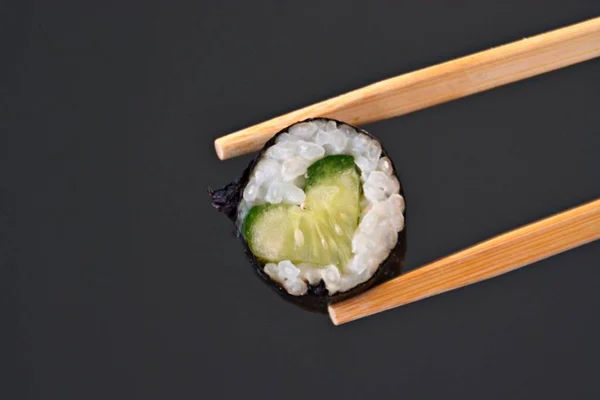 Comer Sushi Forma Coração Com Pepino Com Pauzinhos Close Como — Fotografia de Stock
