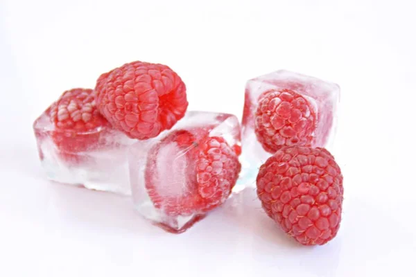 Himbeeren Eiswürfeln Auf Weißem Hintergrund — Stockfoto