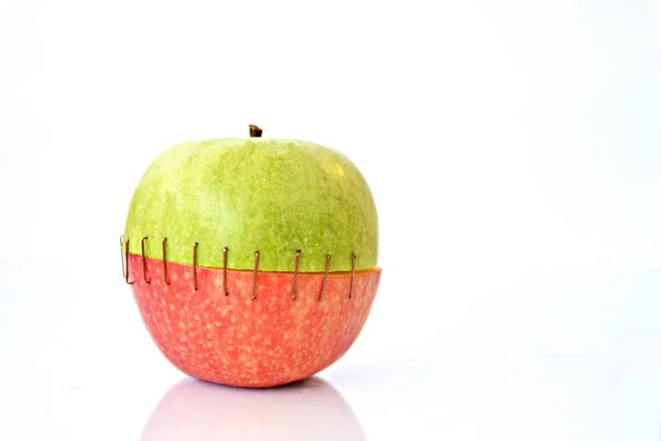 Combina Parte Superior Una Manzana Verde Con Trasero Una Roja —  Fotos de Stock