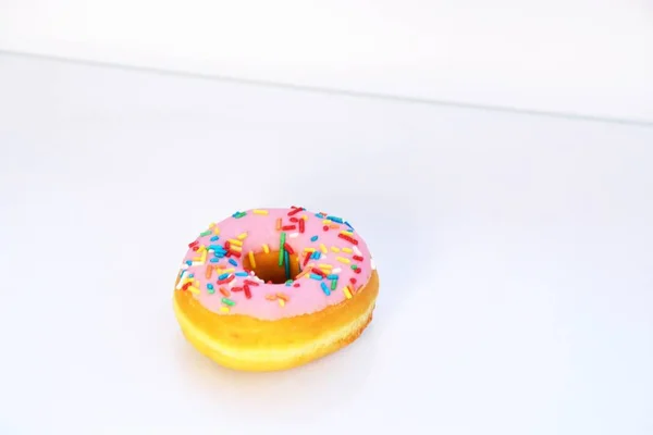 白色背景的甜甜圈 — 图库照片