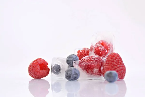 Beeren Gefroren Eiswürfeln Auf Dunklem Hintergrund — Stockfoto