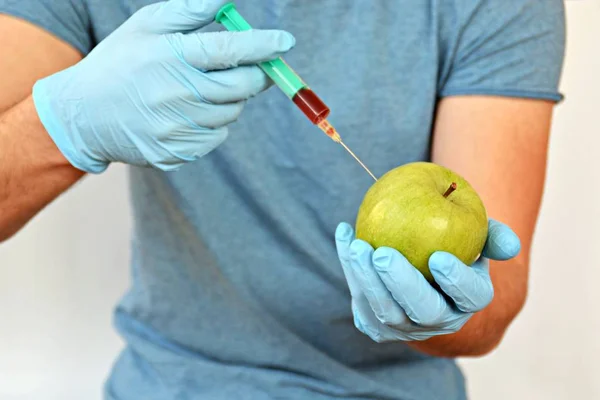 Εγχύσετε Κόκκινο Φάρμακο Ένα Πράσινο Μήλο — Φωτογραφία Αρχείου