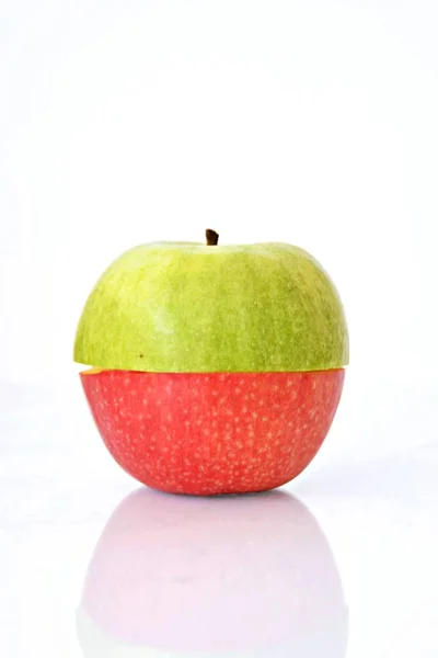将绿色苹果的顶部与红色苹果的圆锥体相结合 — 图库照片