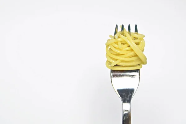 Spaghetti Gewikkeld Een Voorvork Tegen Witte Achtergrond — Stockfoto