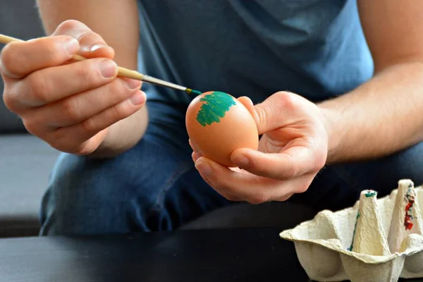 Крупный План Человек Рисует Яйцо Съедобного — стоковое фото