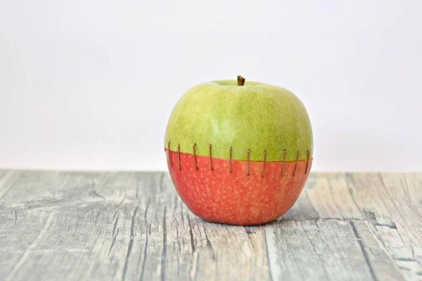 Combine Parte Superior Una Manzana Verde Con Trasero Una Roja — Foto de Stock