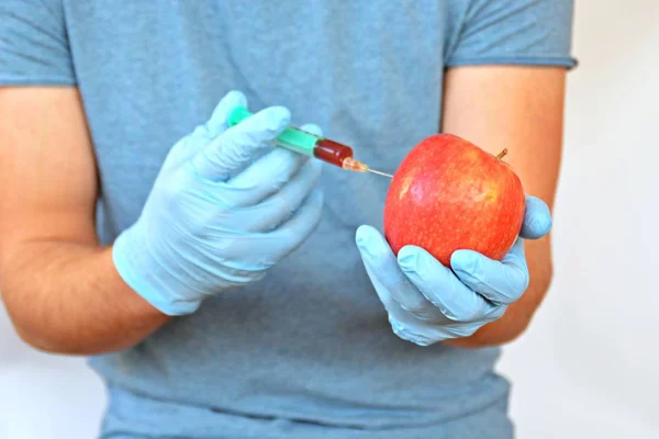 Εγχύσετε Κόκκινο Φάρμακο Ένα Κόκκινο Μήλο — Φωτογραφία Αρχείου