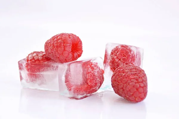 Himbeeren Eiswürfeln Auf Weißem Hintergrund — Stockfoto