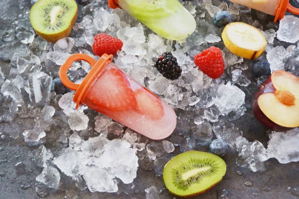 Gelo Frutas Com Pedaços Frutas Cubos Gelo — Fotografia de Stock