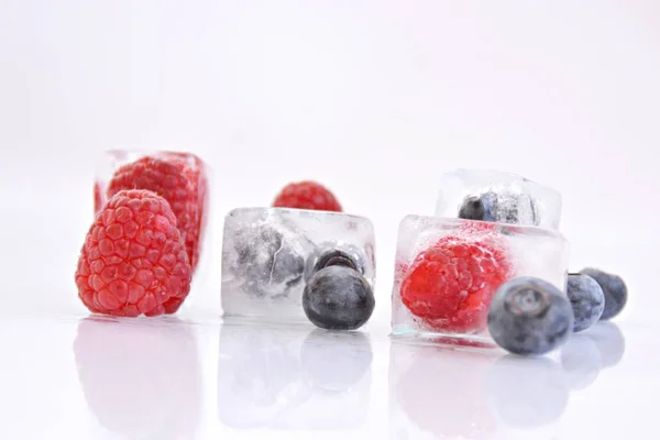 Beeren Gefroren Eiswürfeln Auf Dunklem Hintergrund — Stockfoto