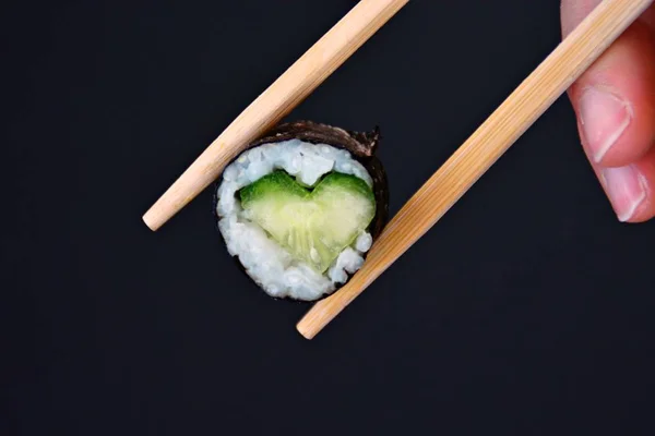 Jeść Serce Kształcie Sushi Ogórkiem Pałeczkami Zbliżenie Jako Symbol Bycia — Zdjęcie stockowe