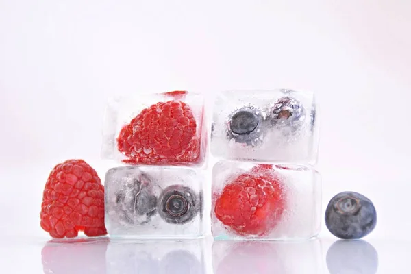 Blaubeeren Und Himbeeren Eiswürfeln Auf Weißem Hintergrund — Stockfoto