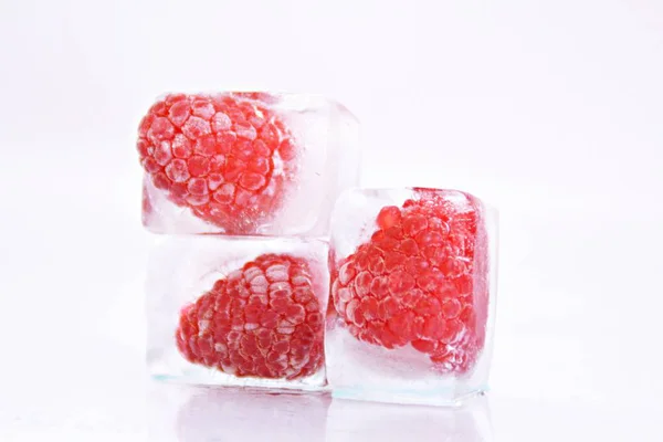 白背景的冰块中的树莓 — 图库照片