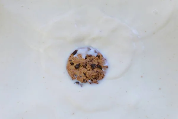Ρίξτε Μπισκότο Στο Γάλα — Φωτογραφία Αρχείου