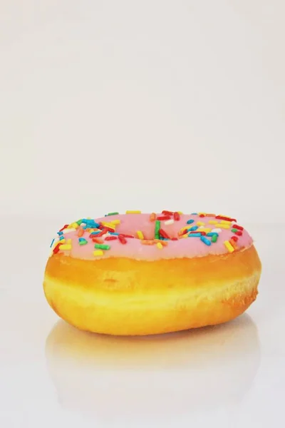 Donut Fundal Alb — Fotografie, imagine de stoc