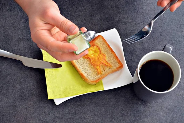 Oeuf Dans Trou Pain Grillé Avec Forme Lapin — Photo