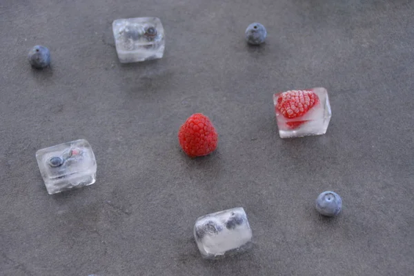 Ягоды Замороженные Кубики Льда Темном Фоне — стоковое фото