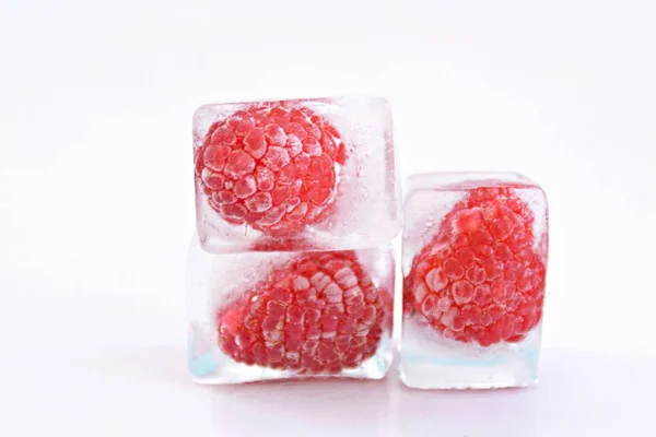 Himbeeren Eiswürfeln Auf Weißem Hintergrund — Stockfoto