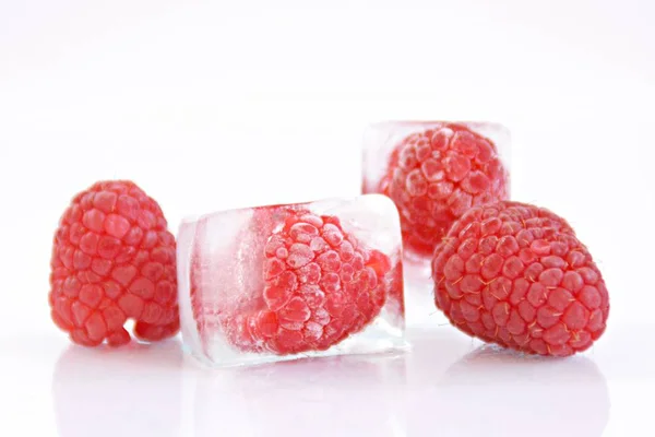 Himbeeren Eiswürfeln Auf Weißem Hintergrund — Stockfoto