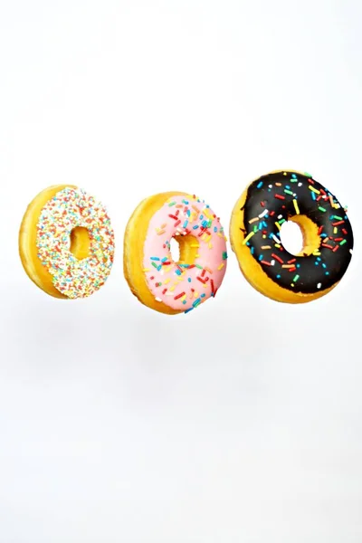 Donuts Auf Weißem Hintergrund — Stockfoto