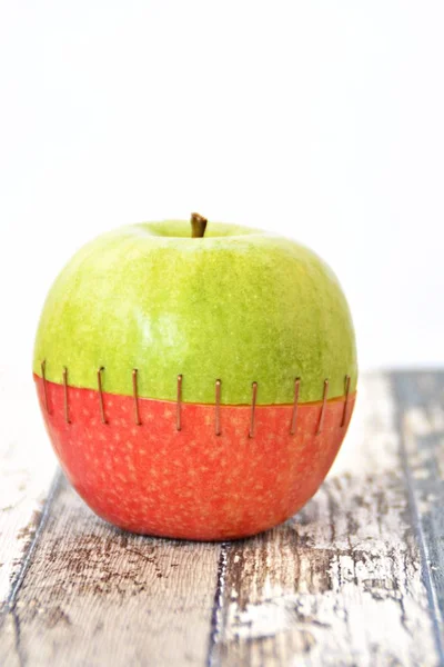 Сочетание Верхушки Зеленого Яблока Ягодицей Красного Сшивая Вместе — стоковое фото