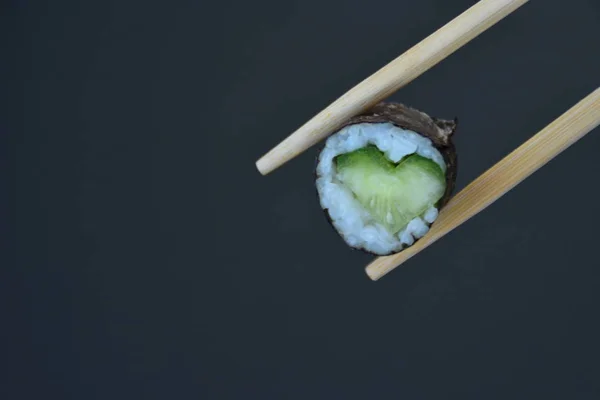 Jeść Serce Kształcie Sushi Ogórkiem Pałeczkami Zbliżenie Jako Symbol Bycia — Zdjęcie stockowe