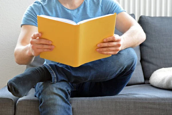 Homem Está Lendo Livro Sofá — Fotografia de Stock