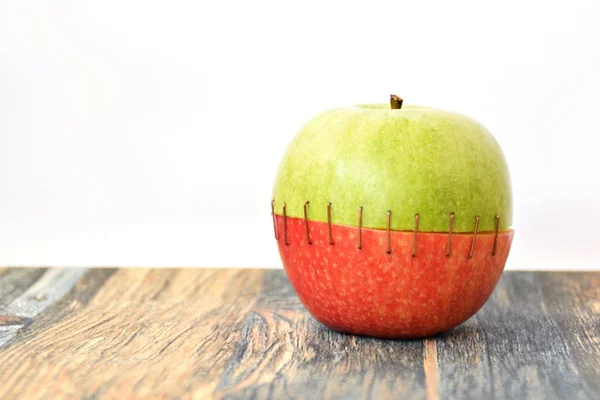 Combine Parte Superior Una Manzana Verde Con Trasero Una Roja —  Fotos de Stock