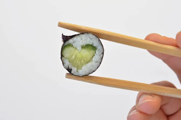 Syö Sydämen Muotoinen Sushi Kurkulla Syömäpuikoilla Lähikuva Symbolina Rakkaudesta Sushiin — kuvapankkivalokuva