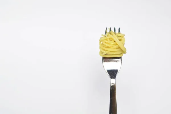 Espaguetis Envueltos Tenedor Sobre Fondo Blanco — Foto de Stock