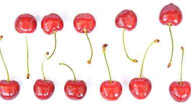 yeşil yalan ile taze kırmızı kiraz