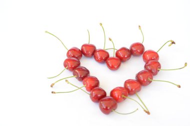 yeşil yalan ile taze kırmızı kiraz