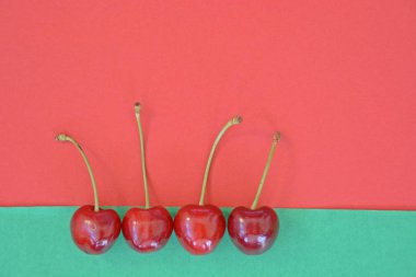 yeşil yalan ile taze kırmızı kiraz