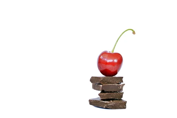 Eine Kirsche Liegt Mit Schokoladenstücken Auf Einer Weißen Oberfläche Süße — Stockfoto