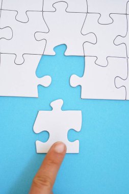 Bulmaca parçaları ile sorun çözme süreci için iş kavramı