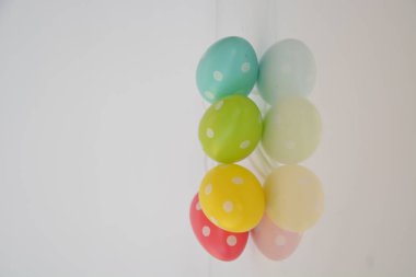 Beyaz arka plan önünde noktalı paskalya yumurtaları 