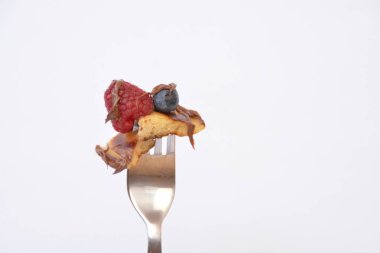 çatal üzerinde çilek ile gözleme 