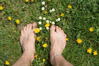 Yakın çekim - Adam bir çayırda duruyor
