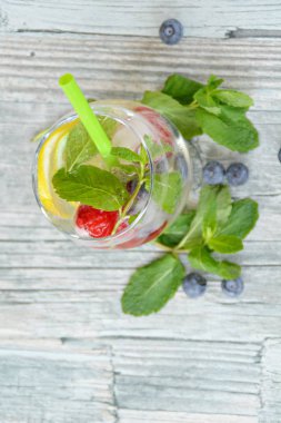 Nane, ahududu, narenciye ve yaban mersini yapılmış taze yaz içeceği 