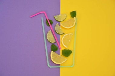 Yaratıcı düzeni çilek limonata malzemeler - limon, narenciye, buz renkli arka plan üzerinde kokteyl pipetleri ile yapılan cam düşen. Yaz içkileri. Minimal gıda konsepti. Seçici odaklama.