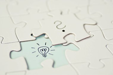 Bulmaca parçaları ile sorun çözme süreci için iş kavramı
