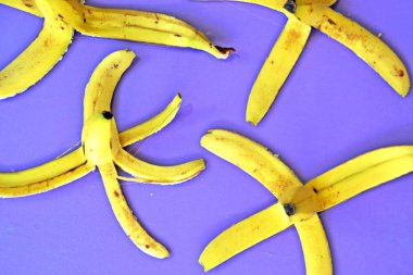 Renkli arkaplan önünde muz kabukları