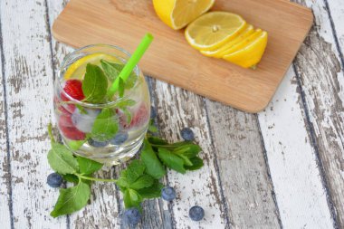 Nane, ahududu, narenciye ve yaban mersini yapılmış taze yaz içeceği 