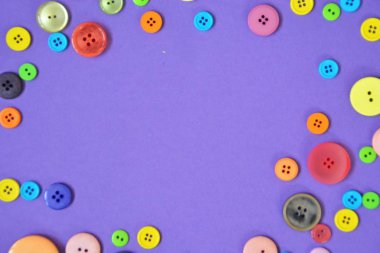 Bir renkli arka plan önünde farklı renk ve tasarımlar düğmeleri büyük bir set