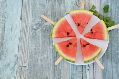 Ahşap bir arka plan üzerinde karpuz dilimi buzlu