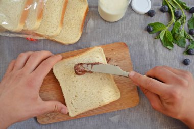 Kahvaltı için bir tost üzerine yaymak Çikolata krem