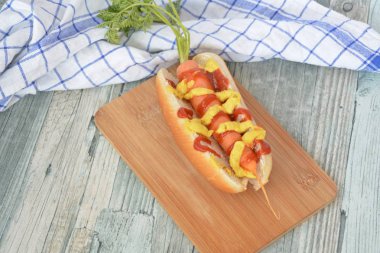 Bir havuç ve bir sosisli çörek sağlıklı sosisli