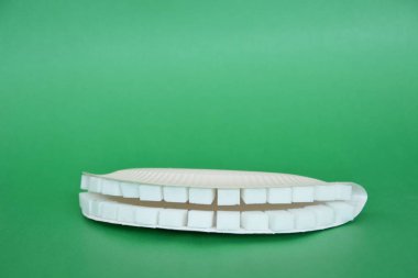 Kollu bir arka planda şeker küpleri dışında dişler