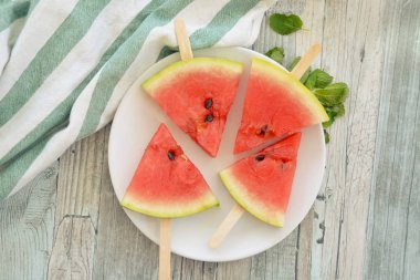Ahşap bir arka plan üzerinde karpuz dilimi buzlu